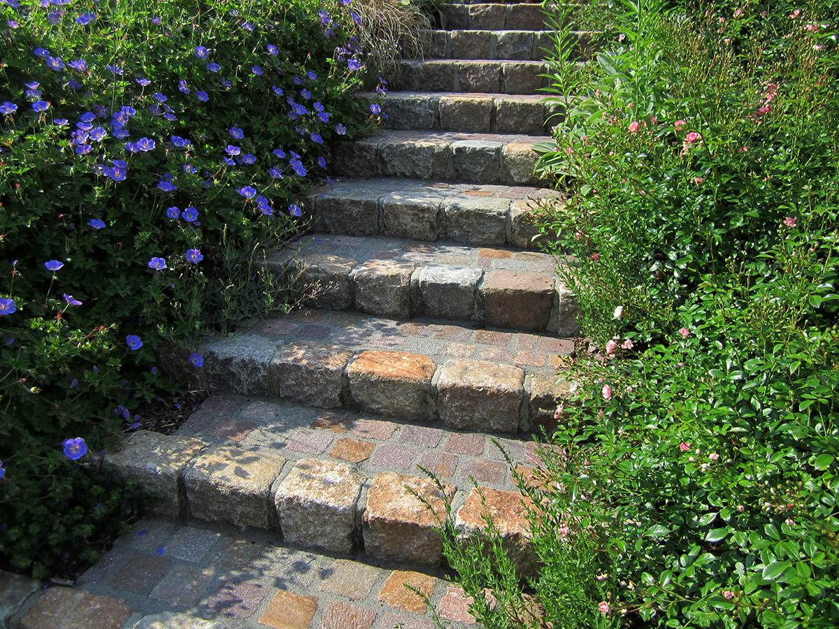 Treppe aus Kopfsteinpflaster und Granit